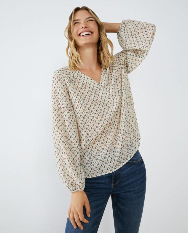 Blusa creppe con manga larga abullonada y puño elástico, con estampado geométrico en diferentes colores. Además, tiene cuello de pico con un botón y es de poliéster. Es de Southern Cotton. Precio: 49,99 €.
