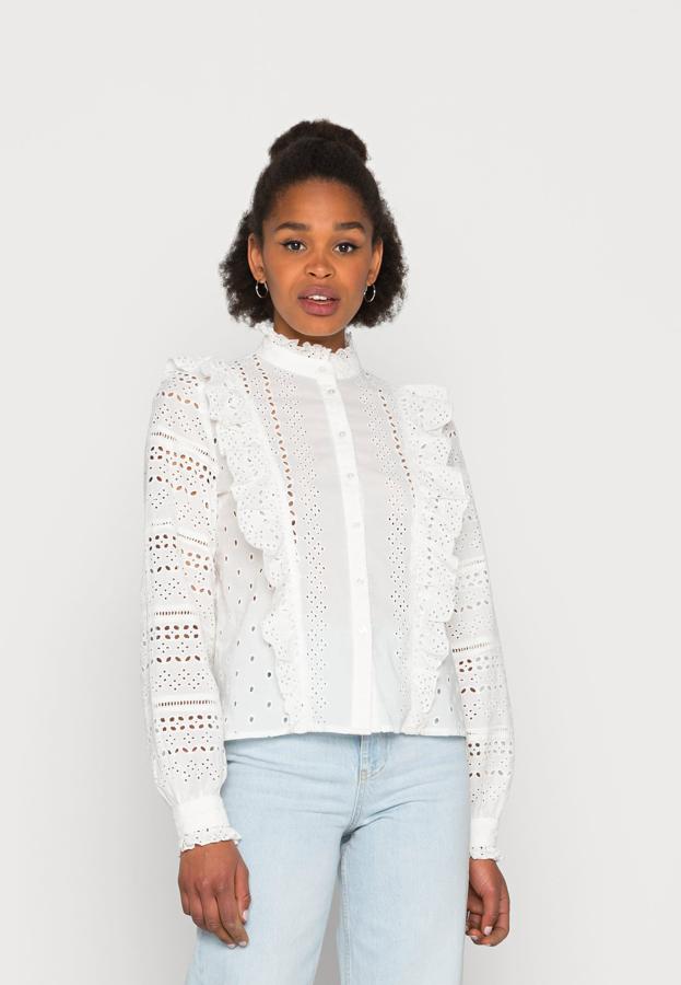 Banca y de manga larga con manga abullonada, y 100% algodón. Es de Yas. Precio: 59,99 €.