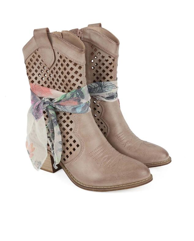 Estas botas de Chika10 tienen un diseño de estilo cowboy y cuentan con un pañuelo decorativo.