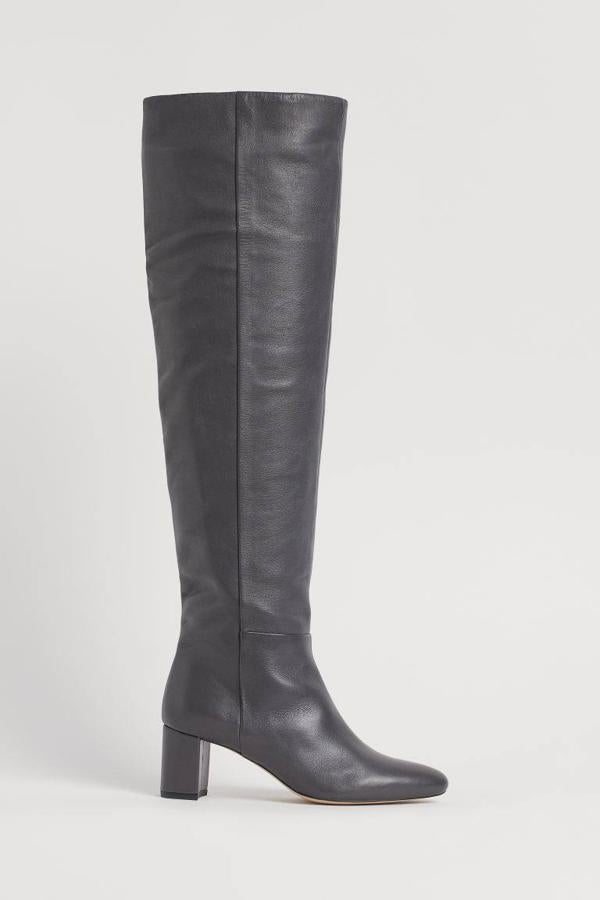 En H&M encontrarás estas botas de color gris oscuro que tienen una caña alta hasta la rodilla.
