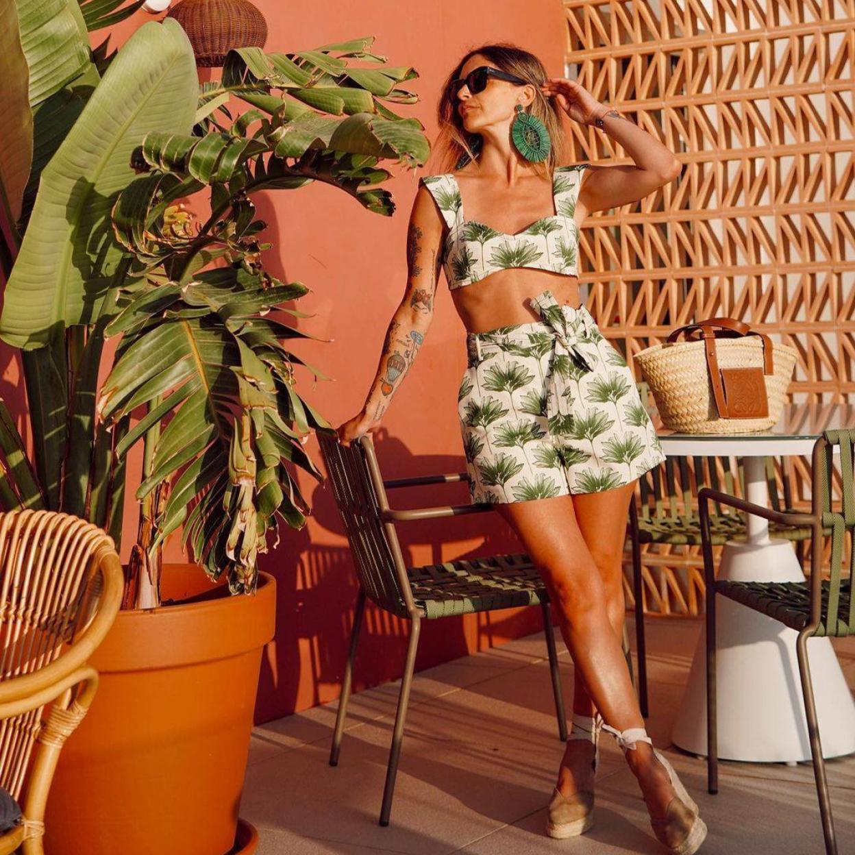 Enamórate de este conjunto con estampado tropical que arrasa entre las influencers por lo veraniego que es y lo mucho que estiliza