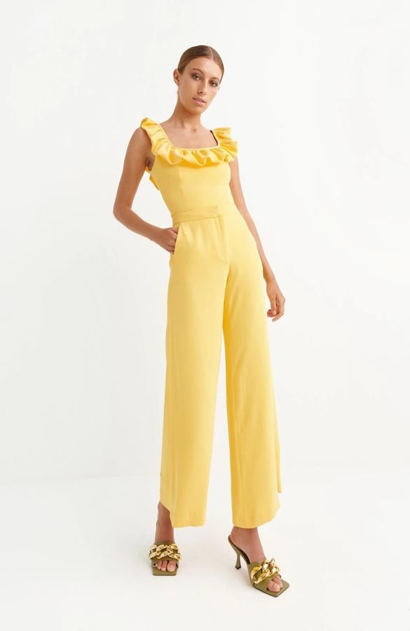 En color amarillo y corte flare, está confeccionado en tejido mikado con estampado en rayas. Lleva bolsillos en los laterales y es de tiro alto con pernera, además posee una cintura con trabillas. Es de Cyrana. Precio: 126 €.