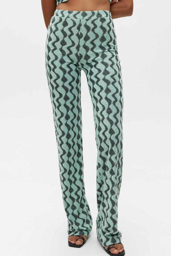 Con un estampado precioso en color aguamarina, es ideal para lucir un look veraniego y combinarlo con una blusa de tirantes o un top a juego por la parte de arriba. Es de Pull&Bear. Precio: 19,99 €.