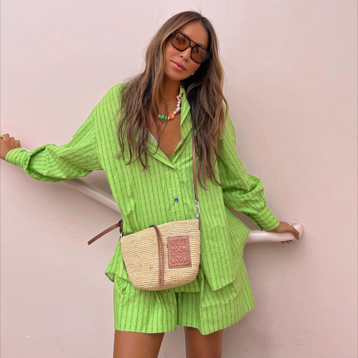 Necesitas una bandolera de rafia para tus looks veraniegos