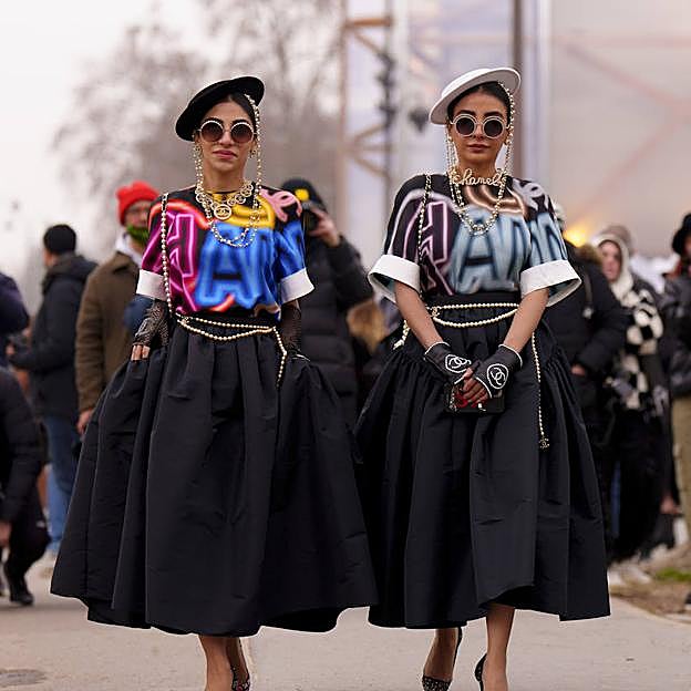 Dos blusas estampadas de Zara que llevarás sin parar porque rejuvenecen tus looks a los 40