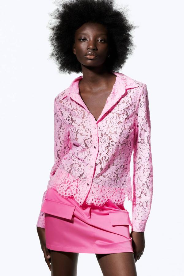 Camisa en tejido de encaje con cuello solapa, manga larga, cierre de botones y bajo con detalle festoneado, color rosa, de Zara. Puedes comprarla en rebajas a 9,99 euros.