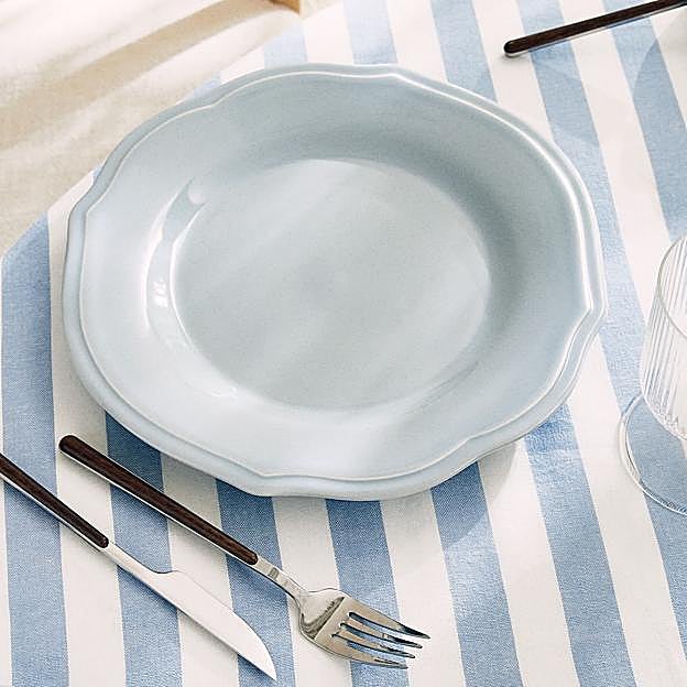 Un plato en azul cielo que combina a la perfección con detalles en color blanco.
