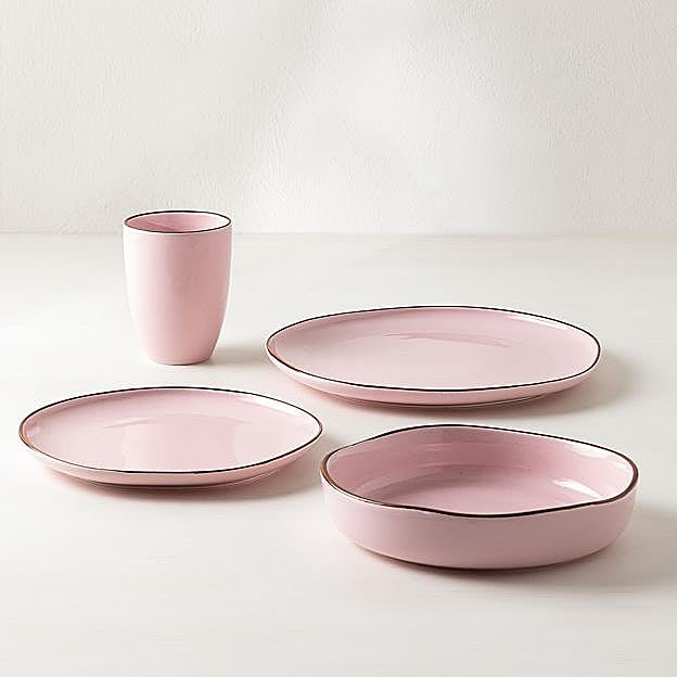 Una vajilla en tonos rosas pastel para darle color a los desayunos.