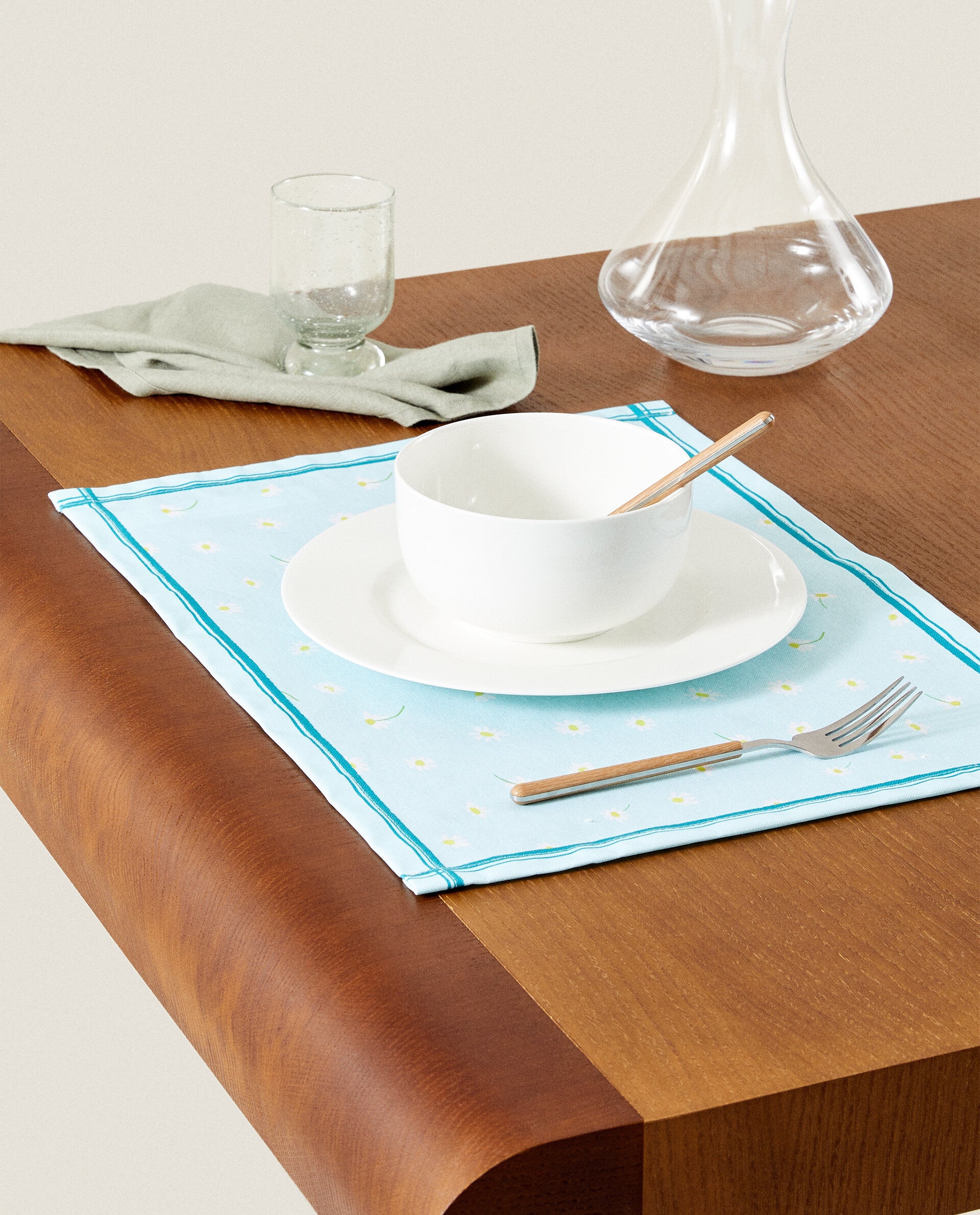 Un mantel de color azul cielo con margaritas para desayuno coloridos.