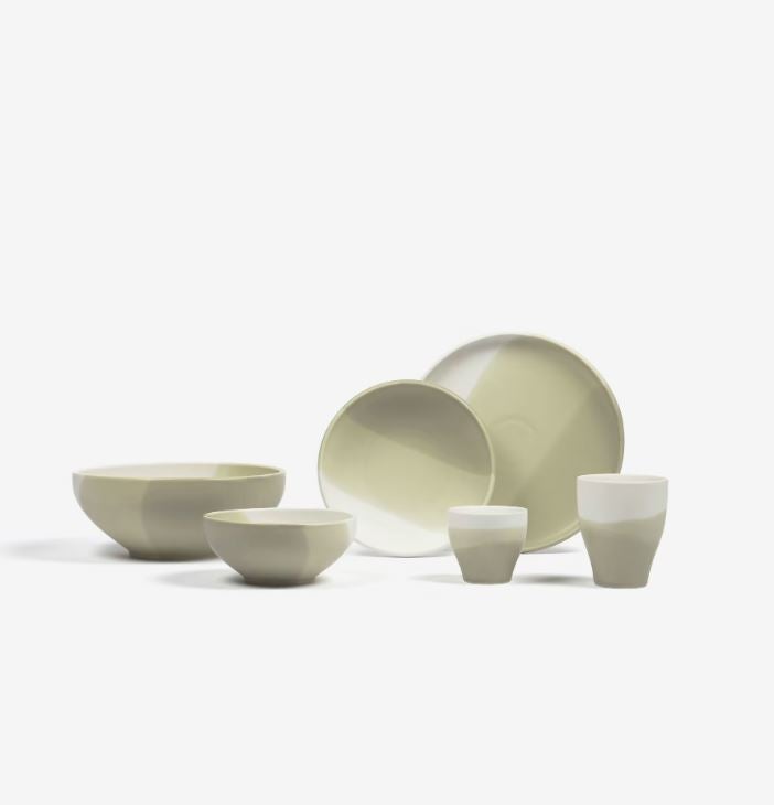 La nueva colección de vajilla de Kave Home ha sido fabricada en colores pastel.