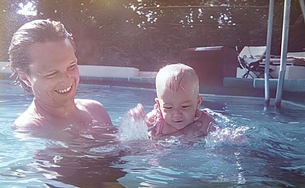 Sobre estas líneas, Allegra de niña con su padre