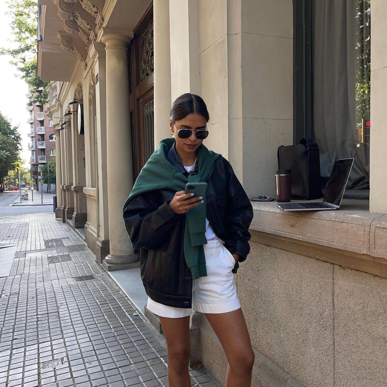 Las bermudas más favorecedoras de las mujeres de 50 años están dsponibles en tres colores