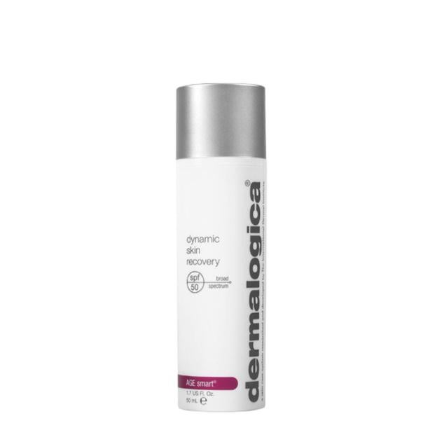 Age Smart Dynamic Skin Recovery de Dermalogica es una crema fluida con acción reafirmante, que protege y rejuvenece la piel, mediante el aumento de la producción de colágeno y un SPF50. Su fórmula cuenta con polipéptidos de arginina antiedad, la tecnología oleosome que hidrata y protege y un complejo con alagas, urea y glucosamina que suaviza la piel.