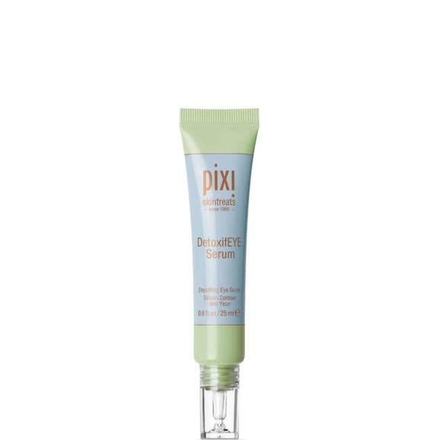 DetoxifEYE Serum de Pixi rejuvenece y revitaliza la mirada visiblemente, a la par que hidrata, calma, desinflama e ilumina. Tiene una fórmula fresca, de rápida absorción y ligera a base de péptidos reafirmantes y antiarrugas, ácido hialurónico rellenador, cafeína promotora de la circulación, pepino, raíz de regaliz y adenosina antiedad.