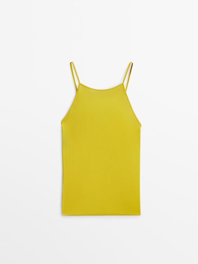 Top elástico confeccionado en punto para adaptarse a todo tipo de siluetas. Está hecho en Portugal. Es de Massimo Dutti. Precio: 25,95 €.