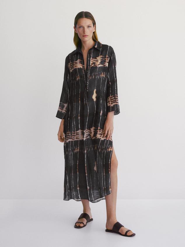 Vestido camisero de lino 100% confeccionado en tejido fluido para crear un look etéreo. Tiene cuello en escote V y está realizado en Portugal. Es de Massimo Dutti. Precio: 99,95 €.