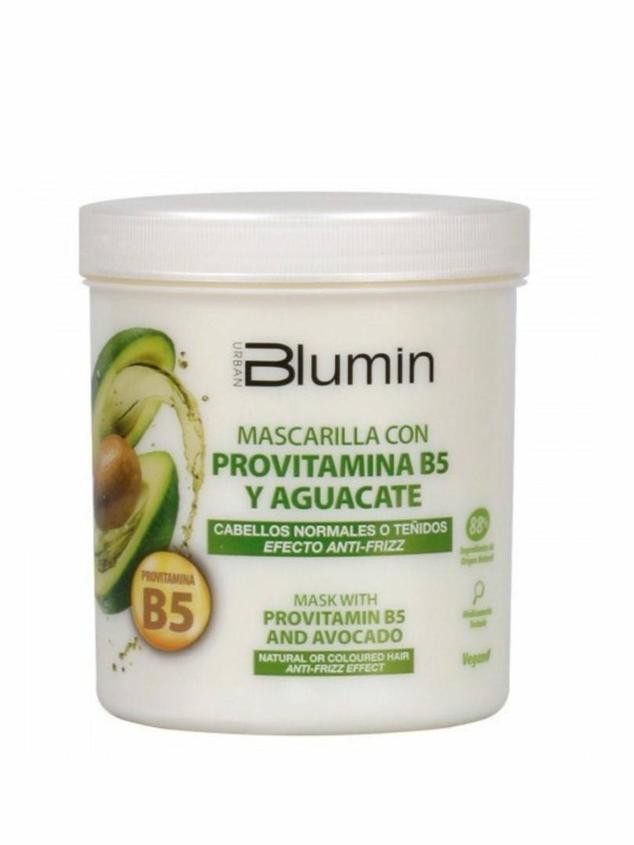 La Mascarilla con Provitamina B5 y Aguacate de Blumin aporta densidad, cuerpo, brillo, definición, suavidad y controla al máximo el encrespamiento a través de la mezcla super hidratante y reparadora del aceite de aguacate y el pantenol o vitamina B5, capaces de restaurar las fibras dañadas y devolver la salud (y belleza) a la melena.