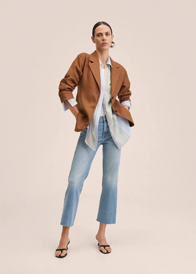 Jeans elásticos estilo bootcut, con tiro alto, diseño cropped, bajo deshilachado y cinco bolsillos, en azul medio. SU precio es de 25,99 euros.