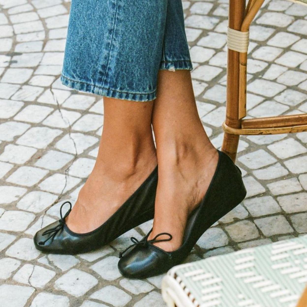 Hay vida más allá de las sandalias. El calzado de entretiempo ha empezado a llegar a las tiendas y las baialarinas de aires afrancesados son sin duda la apuesta favorita. Descubre otras novedades que marcarán la pauta los próximos meses. 