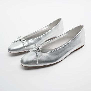 Imagen secundaria 1 - El calzado más cómodo, versátil y elegante que todas las francesas llevan son las bailarinas clásicas. Bailarinas de piel con lazo en tres colores (negro, plata o rosa fucsia) de Zara (39,99 euros). 