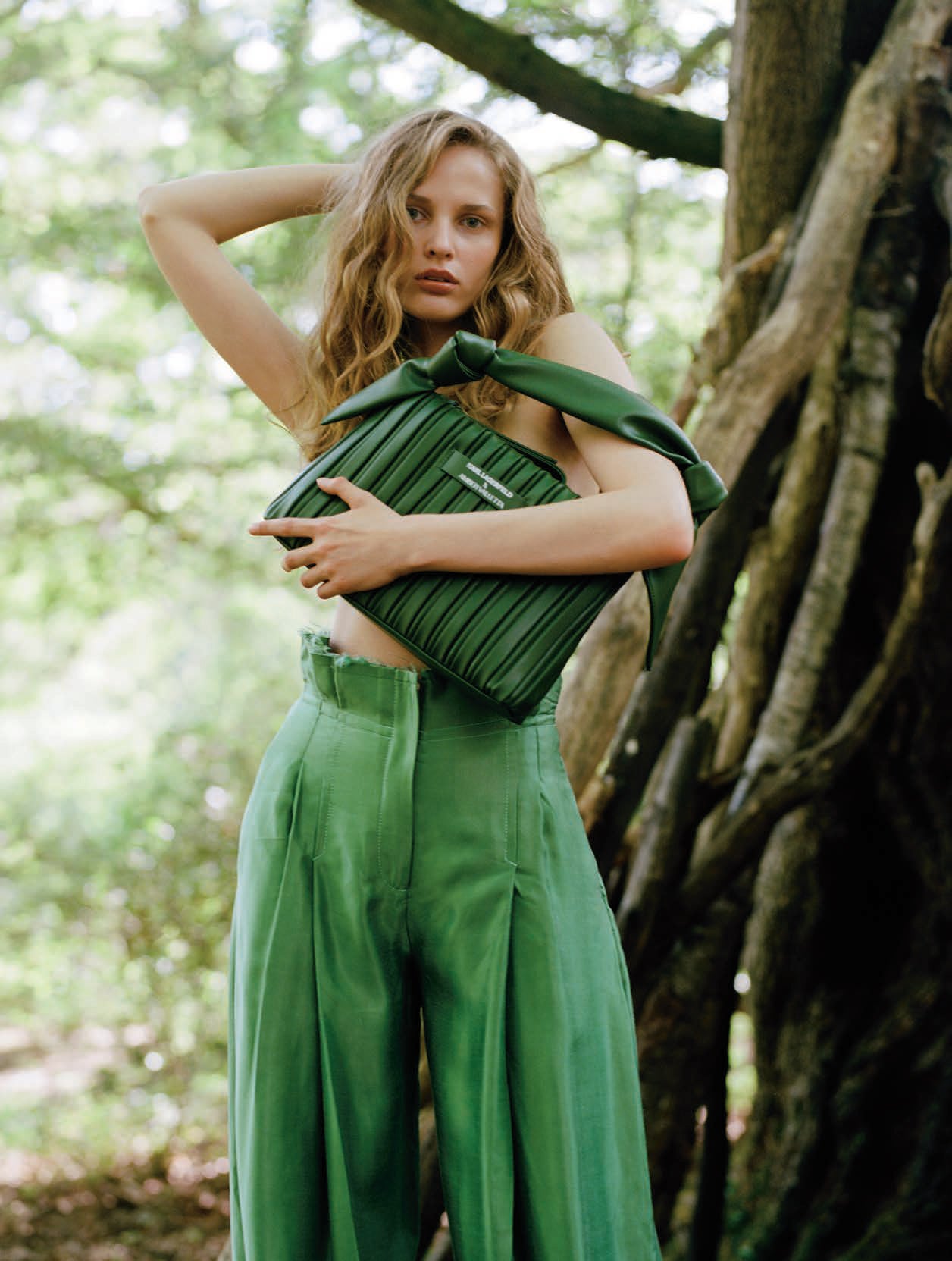 Pantalón de Miista y bolso de Karl Lagerfeld x Amber Valletta.