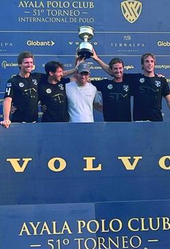 Imagen secundaria 2 - El equipo de Sainte Mesme (dcha.) fue campeón de la Copa de Bronce Volvo alto hándicap, tras derrotar al Dos Lunas La Hacienda. Izq., el Cotton House, que venció al Cibao La Pampa en la Copa de Bronce Volvo bajo hándicap.