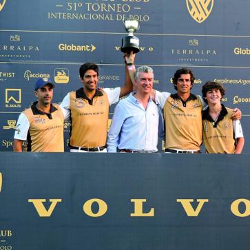 Imagen secundaria 1 - El equipo de Sainte Mesme (dcha.) fue campeón de la Copa de Bronce Volvo alto hándicap, tras derrotar al Dos Lunas La Hacienda. Izq., el Cotton House, que venció al Cibao La Pampa en la Copa de Bronce Volvo bajo hándicap.