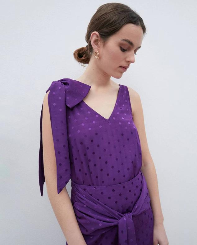 Body en tejido jacquard con tirantes anchos, escote de pico, detalle de lazo y print de lunares a tono, en morado, de Fórmula Joven. Cuesta 24,99 euros de rebajas.