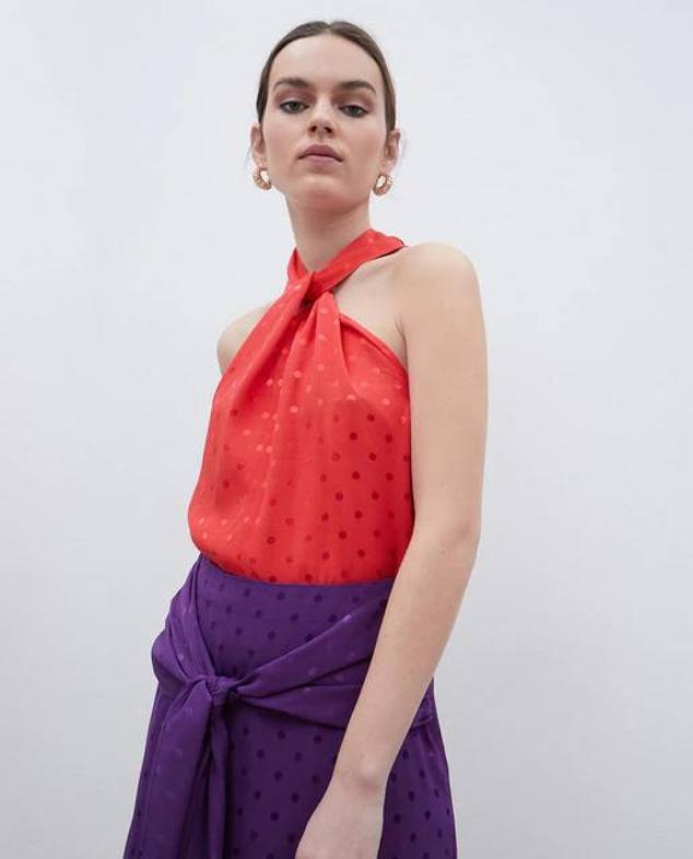 Top rojo con estampado de lunares a tono y escote halter con nudo, de Fórmula Joven. Está rebajado de 39,99 euros a 19,99 euros.