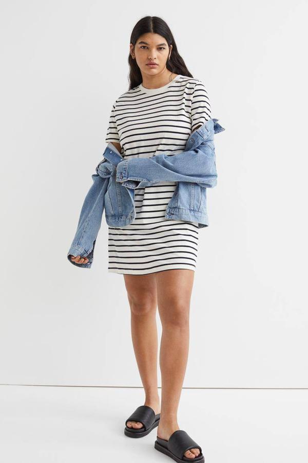 Este modelo que nos trae H&M tiene la manga corta y un cuello redondo ribeteado en canalé.