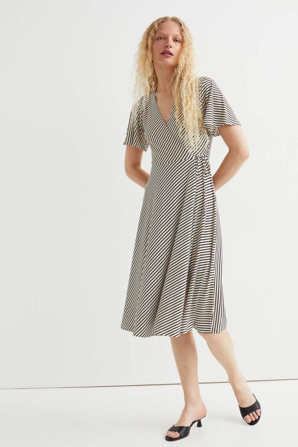 Otra buena opción es este vestido de H&M que tiene un diseño de corte midi y acabado fluido.