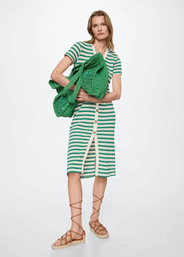 En Mango hemos encontrado este vestido de diseño recto que está disponible en verde y en negro.