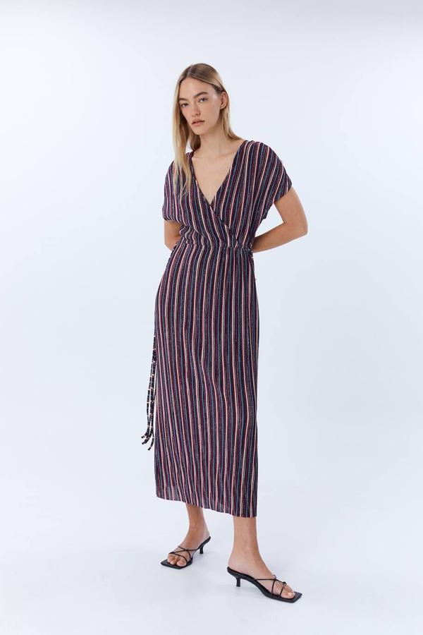 Sfera nos trae este vestido de corte midi con un pronunciado escote de pico y detalles de cordones.