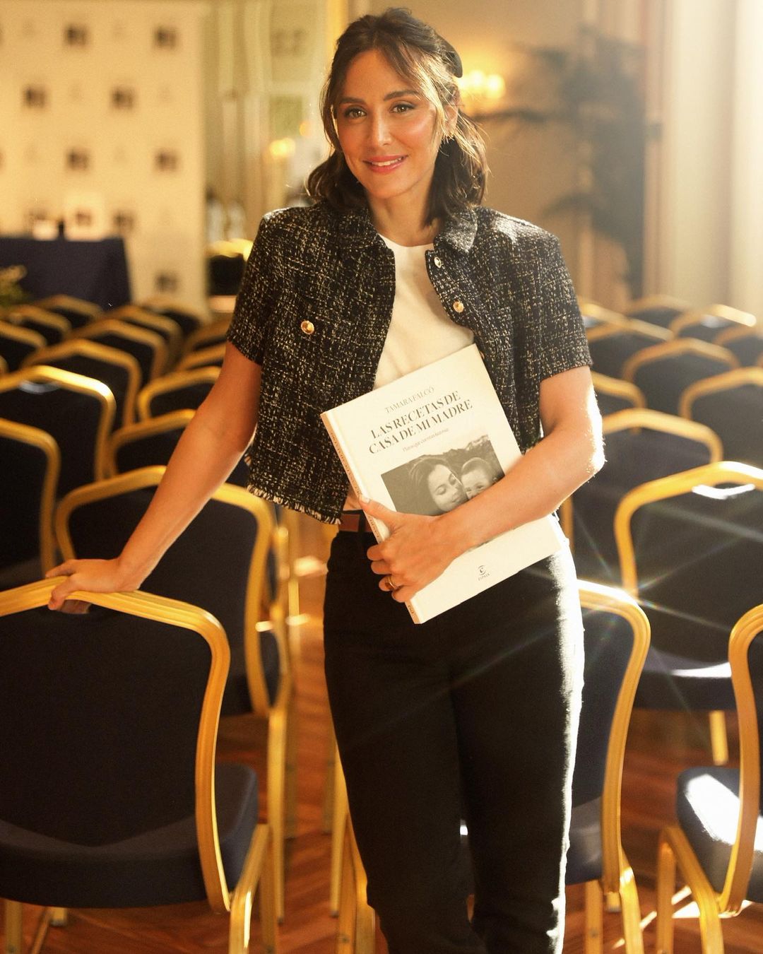 En octubre de 2021 Tamara Falcó publicó su primer libro, un compendio de cocina que, al mismo tiempo, repasaba su vida a través de "Las recetas de casa de mi madre". Ella misma nos lo contó en  esta entrevista .