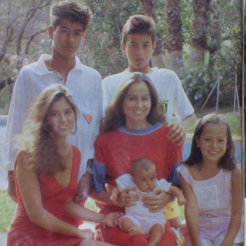 Tamara Falcó es una mujer familiar y su cuenta de Instagram lo demuestra, pues comparte constantemente fotos nostálgicas como esta, con su madre, Isabel Preysler, y cuatro de sus hermanos: Ana Boyer (de bebé), Chábeli, Enrique y Julio José Iglesias.