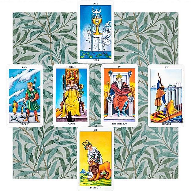 La tirada del tarot: la carta regente es El As de Copas. Y le siguen El V de Espadas, La Reina de Bastos, El Emperador y el VI de Espadas. 