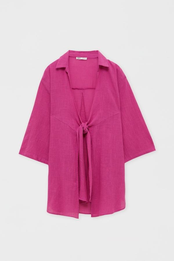 Blusa oversize con lazada central de estilo boho chic. Diseñado en cuello V y con mangas francesas. Está disponible en tres colores diferentes: rosa, lila y lima. Es de Pull&Bear. Precio: 25,99 €.