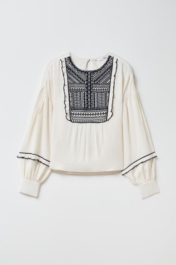 Blusa con jaretas decorativas en la zona frontal. Confeccionada con manga larga y abullonada. Es de Sfera. Precio: 25,99 €.