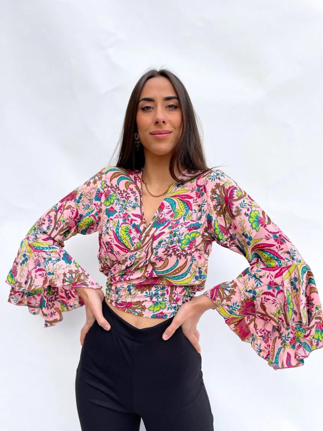 Blusa cropped con estampado tipo boho. De estilo cruzado en la zona frontal y con mangas acampanadas con volantes decorativos. Es de Sorellas. Precio: 32,95 €.