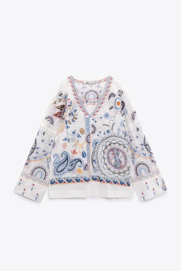 Blusa de escote de pico con mangas largas y bordados multicolor. Es de Zara. Precio: 29,95 €.