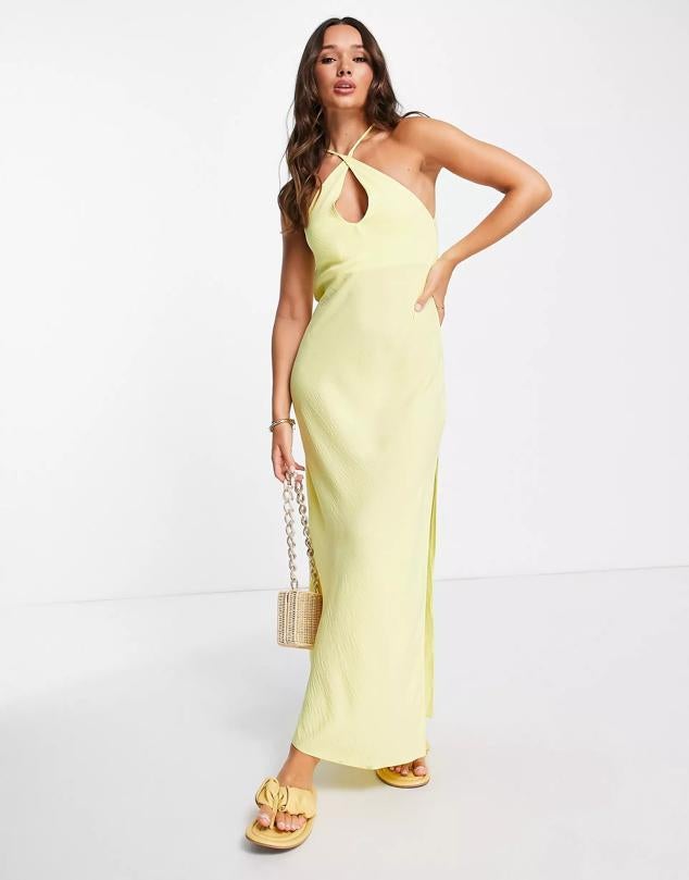 Vestido largo con cuello halter cruzado y abertura lateral en el bajo. Su color mandarina es idóneo para combinar con accesorios metalizados. Es de ASOS. Precio: 35,99 €. 