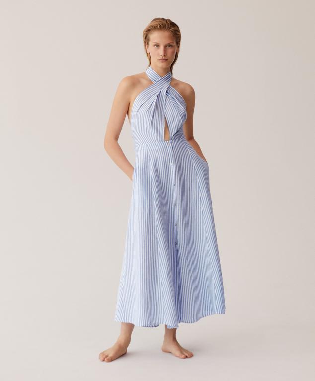 Vestido largo sin mangas y escote halter cruzado en parte delantera.Tiene detalles de botonadura delantera al más puro estilo pijamero. Es de Oysho. Precio: 45,99 €.