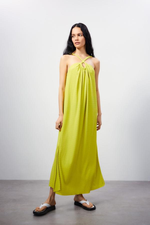 Vestido de corte largo y fluido con tirantes cruzados en el escote. Es un diseño perfecto para ir a la oficina o para lucirlo con sneakers en cualquier ocasión. Es de Sfera. Precio: 17,99 €.