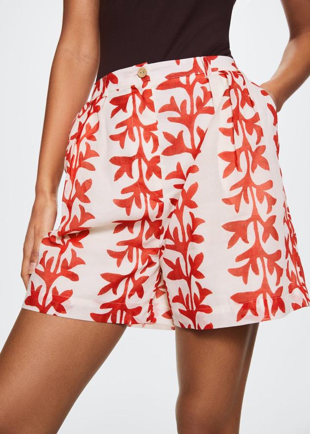 Hay muchos tipos de estampados, pero los que imitan motivos marinos son los más buscados del momento. Shorts de lino con estampado en color coral de Mango (35,99 euros). 