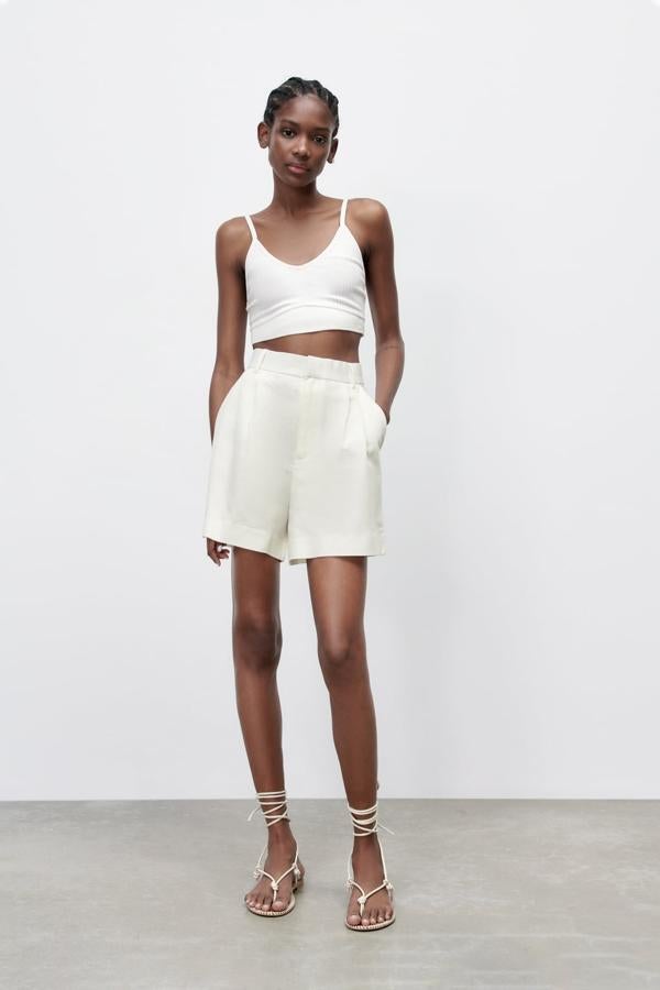 Un básico entre los básicos que nunca falla. Shorts en color crudo con cintura alta de Zara (25,99 euros). 