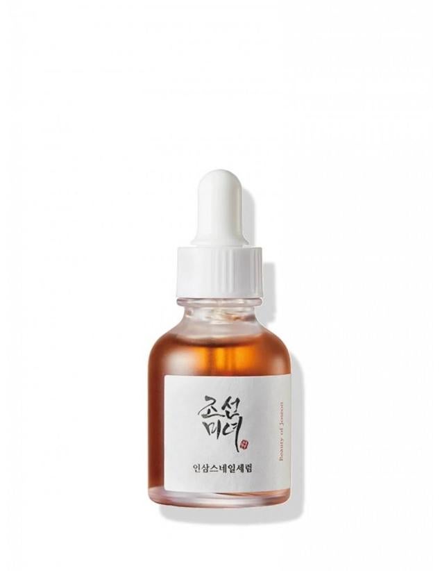 Repair Serum Ginseng + Snail Mucin de Beauty of Joseon es un tratamiento antienvejecimiento que reduce la hiperpigmentación, ilumina, unifica y estimula la renovación celular para una piel rellena, tersa y revitalizada. Está formulado con el poder regenerador de la mucina de caracol, la acción energizante del ginseng, niacinamida antioxidante, adenosina antiedad, raíz de regaliz iluminadora y varios tipos de ácido hialurónico.