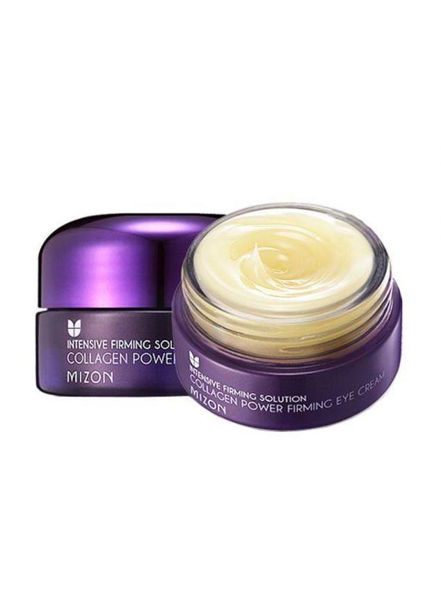 Collagen Power Firming Eye Cream de Mizon es una untuosa crema reafirmante, que incrementa la elasticidad y alisa las arrugas de la zona del contorno de los ojos. También hidrata, suaviza y mejora los signos de fatiga. Está enriquecida con colágeno concentrado, péptidos de cobre y ácido hialurónico que trabajan para resultados antiedad visibles. Y, los extractos y aceites vegetales, las ceramidas y la vitamina E protegen y favorecen el aspecto fresco y despierto.