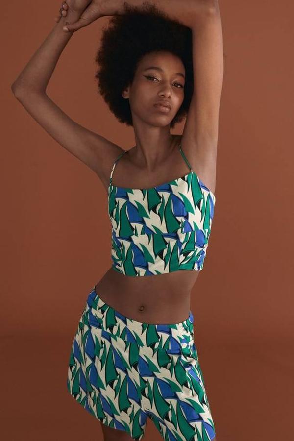 Zara nos trae estos shorts que cuentan con falsos bolsillos de vivo, así como con un cierre de cremallera.