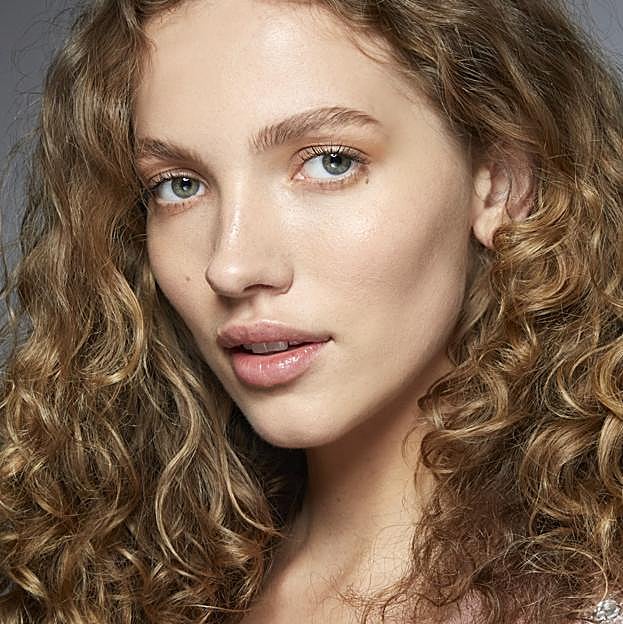 Ni champú ni acondicionador, el truco de las chicas de pelo rizado que siguen el método curly para evitar el encrespamiento está en Zara Home