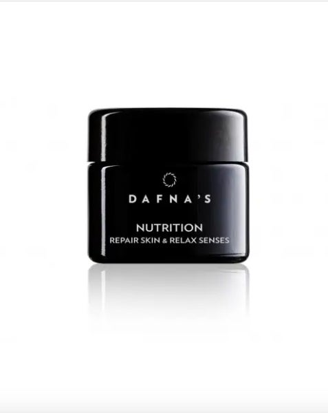 La Crema Nutritiva y Reparadora de la firma está pensada para su aplicación por las noches y se puede utilizar en cualquier tipo de piel. Compuesta por 21 activos y ocho antioxidantes, cuenta en su fórmula con Tens Up, que reafirma la piel al momento con un efecto duradero. (83 euros)